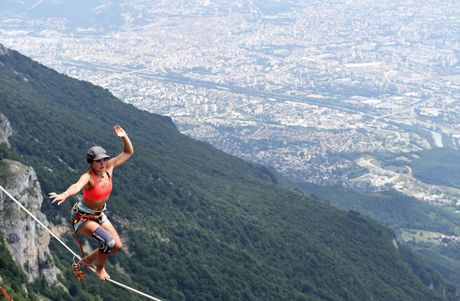 [Photo] Thách thức tử thần bằng cách đi trên dây xuyên qua vách núi ảnh 3
