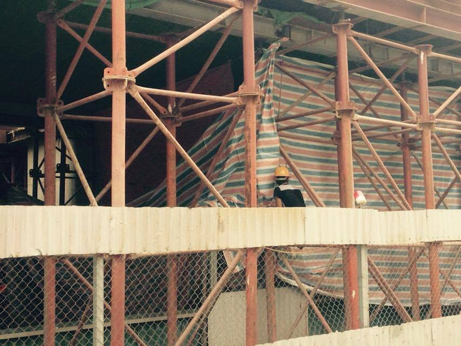 Vụ sập giàn giáo ở Hà Đông: Xe cẩu đã giải thoát chiếc taxi gặp nạn ảnh 5