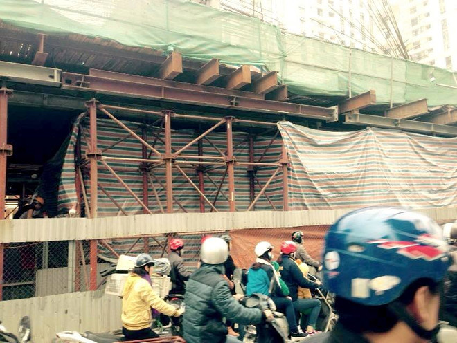 Vụ sập giàn giáo ở Hà Đông: Xe cẩu đã giải thoát chiếc taxi gặp nạn ảnh 2