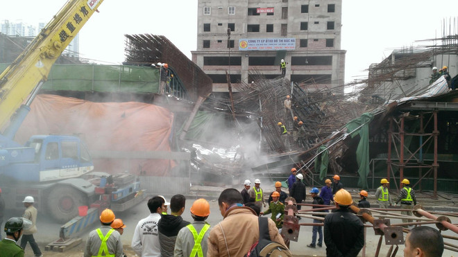Vụ sập giàn giáo ở Hà Đông: Xe cẩu đã giải thoát chiếc taxi gặp nạn ảnh 4