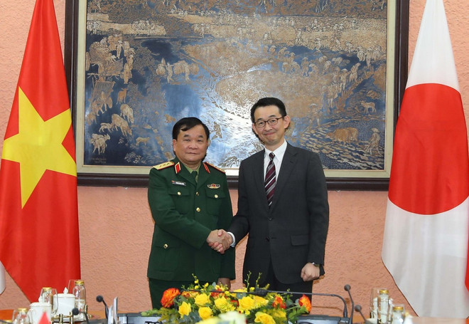 Thượng tướng, Thứ trưởng Bộ Quốc phòng Hoàng Xuân Chiến và Thứ trưởng Bộ Quốc phòng Nhật Bản Serizawa Kiyoshi sau khi kết thúc Đối thoại. (Ảnh: Trọng Đức/TTXVN) doi thoai chinh sach quoc phong_viet nam_nhat ban_2.jpg
