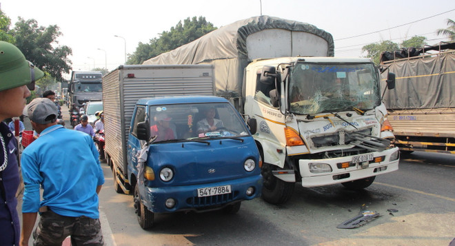 Tai nạn khiến cầu Phú Cường bắc qua sông Sài Gòn ùn tắc kéo dài ảnh 1