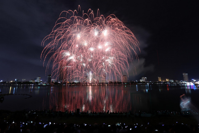 Lễ hội pháo hoa quốc tế Đà Nẵng 2018 - lung linh trên sông Hàn ảnh 1