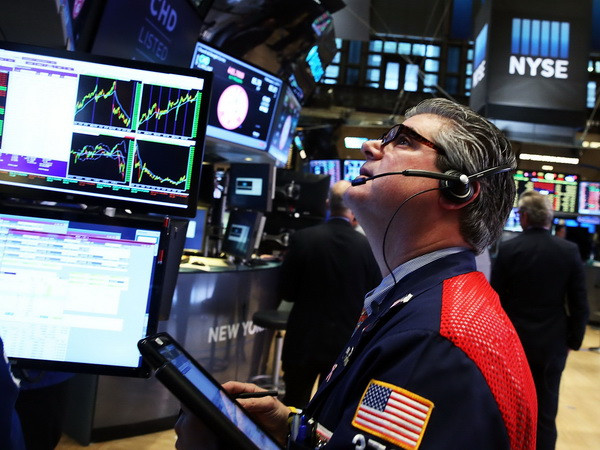 Chứng khoán Phố Wall ngược dòng "đối đầu" thị trường châu Âu ảnh 1