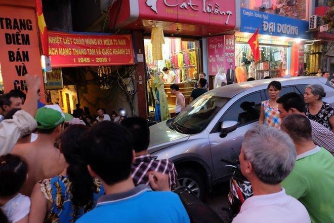 Mazda mất lái tông hàng loạt xe máy, nhiều người bị thương ảnh 2