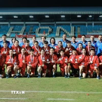 Ban huấn luyện và các cầu thủ nữ Việt Nam. (Ảnh: Minh Quyết/TTXVN)