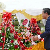 Đại sứ Việt Nam tại Lào Nguyễn Minh Tâm dâng hoa tưởng nhớ nhân kỷ niệm 105 năm Ngày sinh Chủ tịch Kaysone Phomvihane. (Ảnh: Xuân Tú/TTXVN)