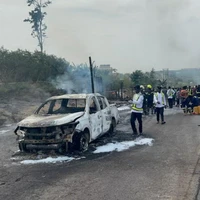 Các phương tiện bị thiêu rụi tại hiện trường vụ nổ xe bồn. (Nguồn: citinewsroom)