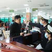 Thực hiện giám sát y tế đối với người dân, khách du lịch. (Ảnh: Hương Thu/TTXVN)