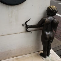 Bức tượng thần Tình yêu Eros bằng đồng ở Tokyo. (Ảnh: Alamy Stock)