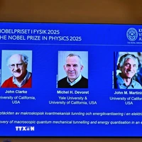 Chân dung 3 nhà khoa học người Mỹ đoạt giải Nobel Vật lý 2025 (từ trái sang): John Clarke, Michel H. Devoret và John M. Martinis. (Ảnh: Reuters/TTXVN)