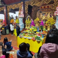 Người dân Hà Nội đi lễ Rằm tháng Giêng tại Chùa Trấn Quốc mong cầu bình an. (Ảnh: Thanh Tùng/TTXVN)