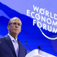 Giám đốc điều hành của BlackRock, Larry Fink phát biểu tại Diễn đàn WEF ở Davos, Thụy Sĩ. (Ảnh: Getty)