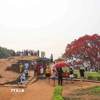 Du khách tham quan Di tích Đồi A1. (Ảnh: Xuân Tư/TTXVN)