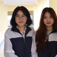 Em Nguyễn Thị Khánh Chi (phải), học sinh lớp 12 Địa, Trường THPT Chuyên Hà Tĩnh đã đoạt giải Nhất, đồng thủ khoa môn Địa lý trong Kỳ thi học sinh giỏi quốc gia năm học 2025 - 2026 với điểm số ấn tượng 16,5. (Ảnh: Hoàng Ngà/TTXVN)