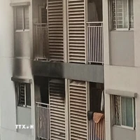 Căn hộ ở tầng 5 chung cư Ehome S, phường Long Trường (thành phố Thủ Đức cũ) sau khi được dập lửa. (Ảnh: TTXVN phát)