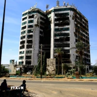 Hiện trường một tòa nhà bị hư hại do một cuộc tấn công tại Khartoum, Sudan. (Ảnh: THX/TTXVN)