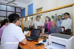 Người dân đến làm việc tại Trung tâm phục vụ hành chính công xã Tân Long, tỉnh Tuyên Quang. (Ảnh: PV/Vietnam+)