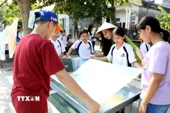 Học sinh trường liên cấp The Dewey Schools (Hà Nội) tham quan, trải nghiệm tại làng nghề làng dệt đũi Nam Cao tại xã Thống Nhất (Kiến Xương, Thái Bình). (Ảnh: Đức Anh/TTXVN)