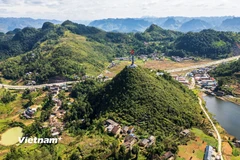 Xã địa đầu cực Bắc Lũng Cú với Cột cờ Lũng Cú trên đỉnh núi Rồng. (Ảnh: PV/Vietnam+)