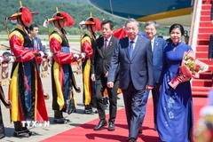 Tổng Bí thư Tô Lâm và Phu nhân đến thủ đô Seoul, bắt đầu chuyến thăm cấp Nhà nước tới Hàn Quốc. (Ảnh: Thống Nhất/TTXVN)