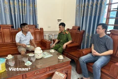 Cán bộ Công an xã Đồng Tĩnh, huyện Tam Dương thường xuyên thăm hỏi, động viên ông Lăng Xuân Khắc ổn định cuộc sống, hoà nhập cộng đồng. (Ảnh: Nguyễn Thảo/Vietnam+)