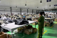 Lực lượng Công an tỉnh Phú Thọ tuyên truyền, phổ biến, giáo dục pháp luật giúp công nhân lao động. (Ảnh: Nguyễn Thảo/Vietnam+)