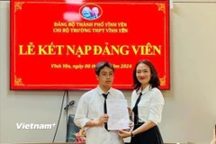 Em Lê Anh Vũ, học sinh ưu tú của Trường Trung học Phổ thông Vĩnh Yên vinh dự được đứng vào hàng ngũ của Đảng. (Ảnh: Nguyễn Thảo/Vietnam+)