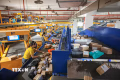 Hệ thống dây chuyền chia chọn tự động thế hệ mới của Vietnam Post tại Trung tâm vận chuyển và kho vận khu vực phía Bắc (Hà Nội). (Ảnh: Hoàng Hiếu/TTXVN)