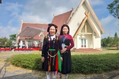 Hai người phụ nữ dân tộc Sán Dìu (trái) và Cao Lan (phải) trong trang phục dân tộc truyền thống. (Ảnh: Minh Thu/Vietnam+)