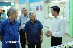 Du khách tham quan, trải nghiệm sản phẩm tại Hợp tác xã Nấm Tam Đảo, xã Tam Đảo, tỉnh Phú Thọ. (Ảnh: Nguyễn Thảo/Vietnam+)