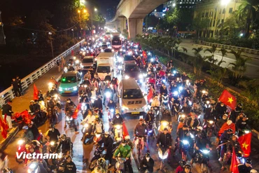 Người dân đổ ra đường ăn mừng chiến thắng của tuyển bóng đá nam Việt Nam