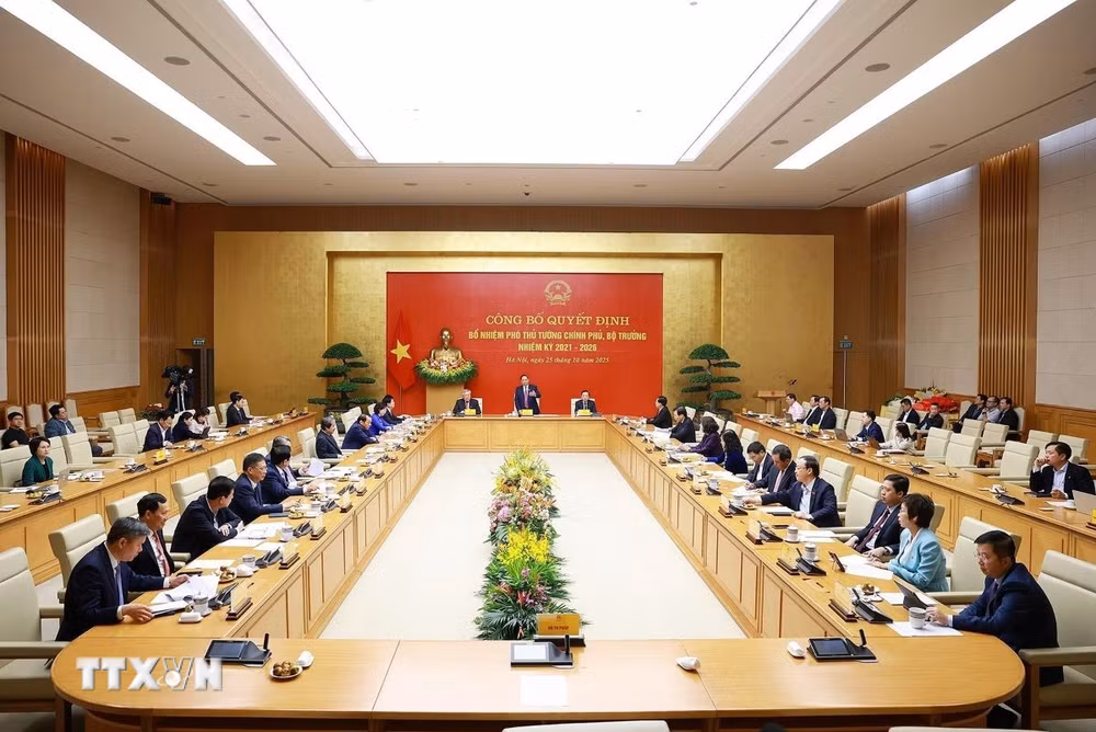 ttxvn-thu-tuong-trao-quyet-dinh-bo-nhiem-pho-thu-tuong-chinh-phu-bo-truong-nhiem-ky-2021-2026-2.jpg