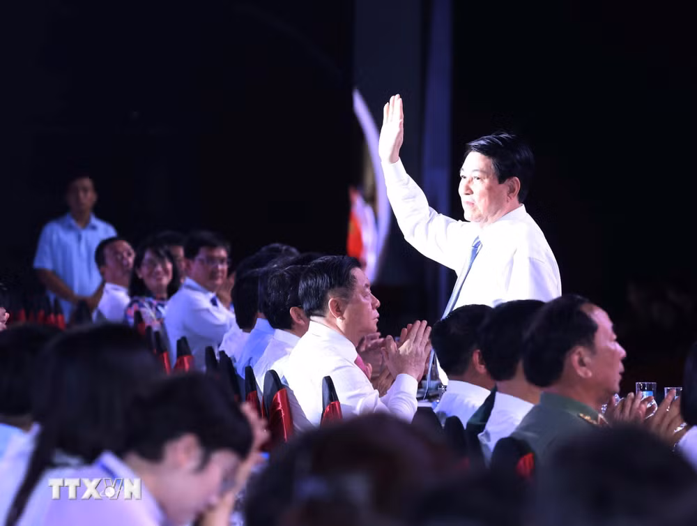 ttxvn-chu-tich-nuoc-du-chuong-trinh-cau-truyen-hinh-vang-mai-khuc-khai-hoan-2704-3.jpg