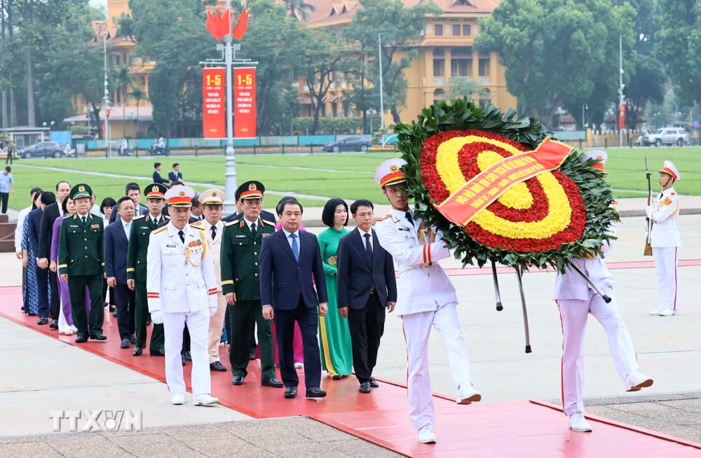 ttxvn-lanh-dao-dang-nha-nuoc-vao-lang-vieng-chu-tich-ho-chi-minh-28-7.jpg