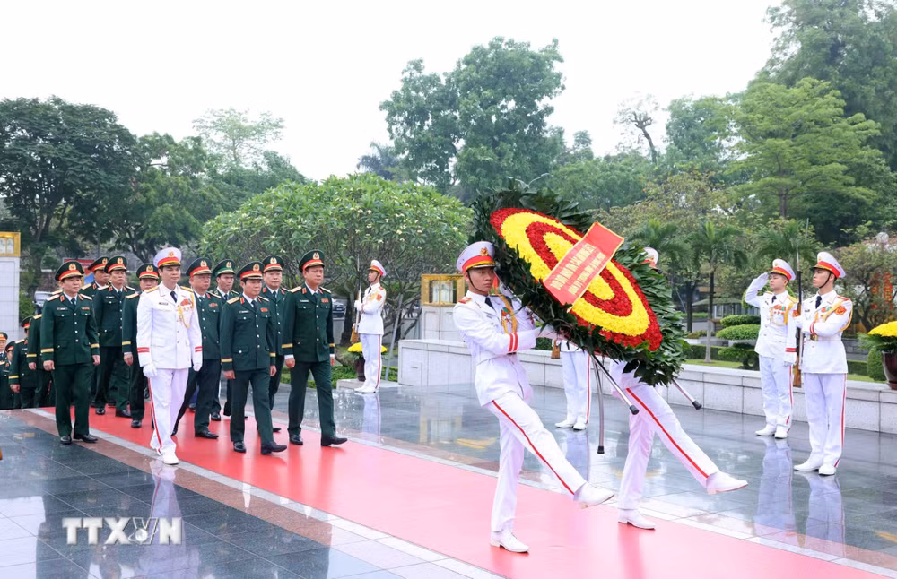 ttxvn-lanh-dao-dang-nha-nuoc-tuong-niem-cac-anh-hung-liet-sy-2804-3.jpg