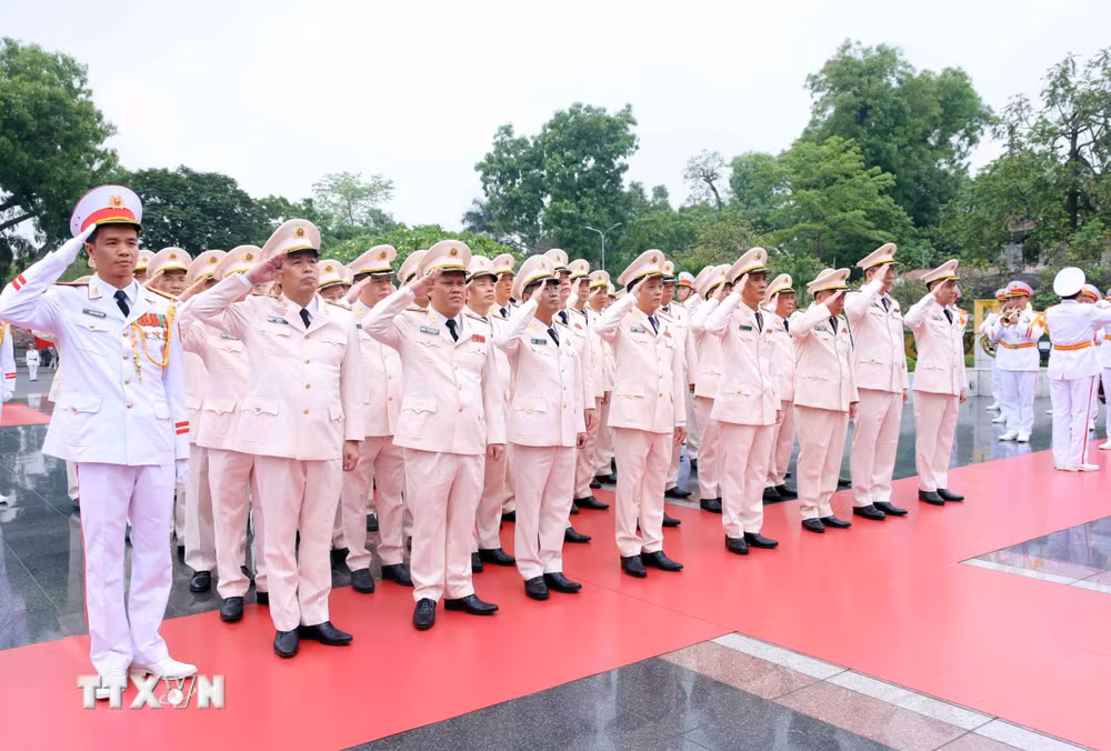 ttxvn-lanh-dao-dang-nha-nuoc-tuong-niem-cac-anh-hung-liet-sy-2804-6.jpg