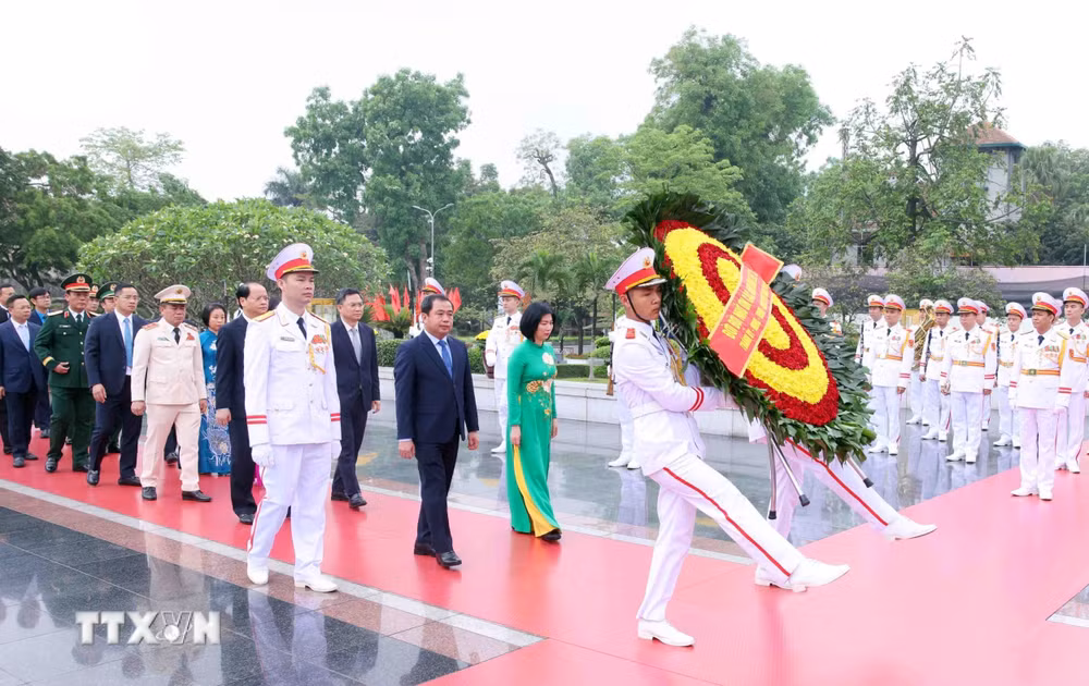 ttxvn-lanh-dao-dang-nha-nuoc-tuong-niem-cac-anh-hung-liet-sy-2804-7.jpg