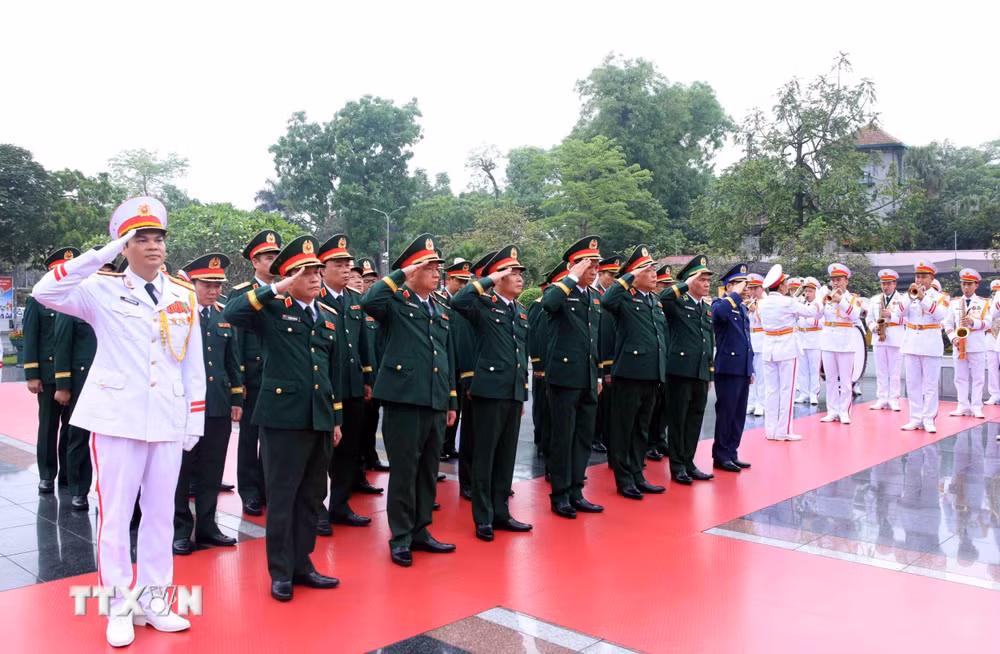 ttxvn-lanh-dao-dang-nha-nuoc-tuong-niem-cac-anh-hung-liet-sy-2804-4.jpg