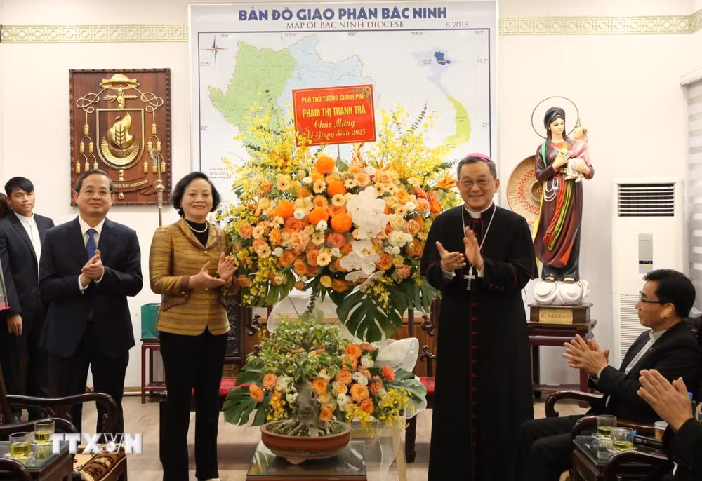ttxvn-pho-thu-tuong-pham-thi-thanh-tra-tham-chuc-mung-toa-giam-muc-bac-ninh-nhan-le-giang-sinh-2025-1912-1.jpg
