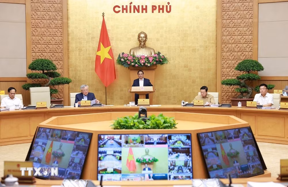 ttxvn-thu-tuong-chu-tri-phien-hop-chinh-phu-thuong-ky-thang-6-va-hoi-nghi-truc-tuyen-chinh-phu-voi-cac-dia-phuong-03-3.jpg