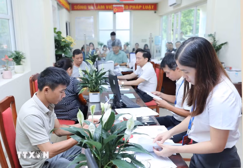 ttxvn-chinh-quyen-2-cap-di-vao-hoat-dong-0407-2.jpg