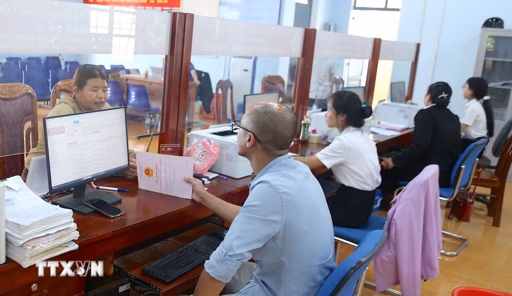 ttxvn-chinh-quyen-2-cap-di-vao-hoat-dong-0407-1.jpg