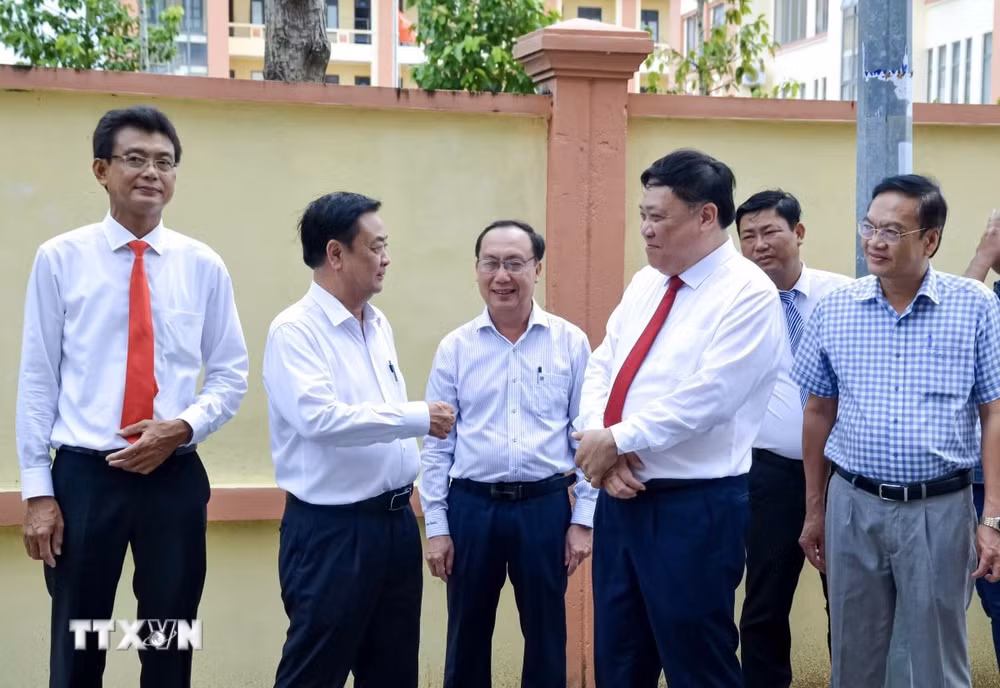 ttxvn-pho-chu-tich-quoc-hoi-le-minh-hoan-khao-sat-3006.jpg