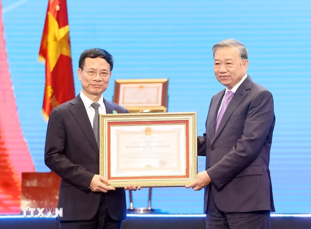 ttxvn-tong-bi-thu-du-le-ky-niem-80-nam-nganh-buu-chinh-va-vien-thong-2909-2.jpg