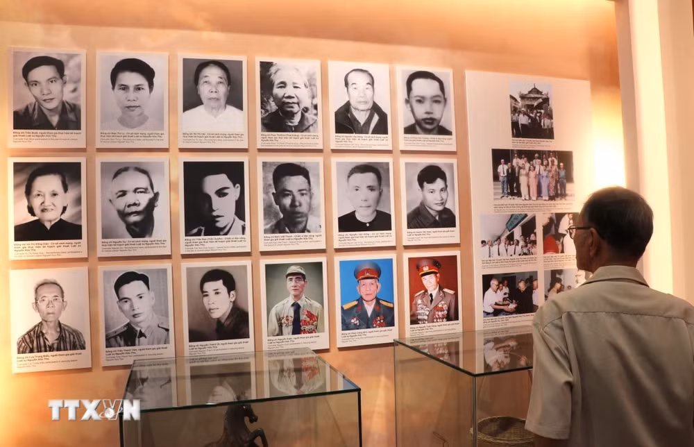 ttxvn-dak-lak-khai-truong-trung-bay-nha-luu-niem-luat-su-nguyen-huu-tho-1007-2.jpg