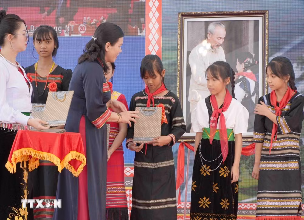 ttxvn-quang-ngai-dong-loat-khoi-cong-5-truong-pho-thong-noi-tru-lien-cap-tai-cac-xa-bien-gioi-19.jpg