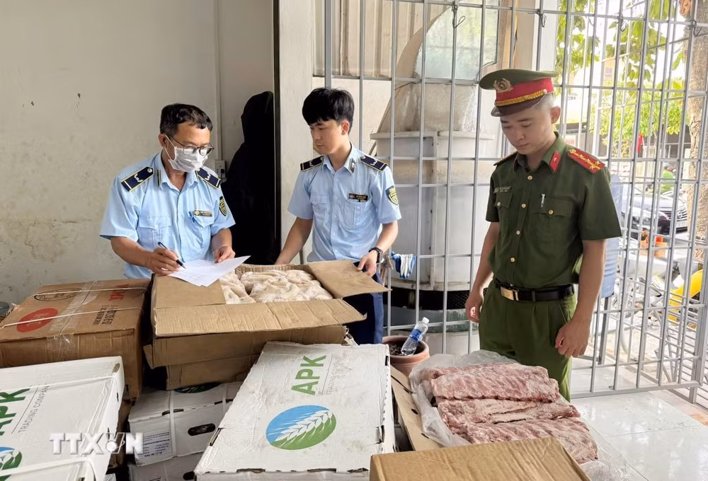 ttxvn-phat-hien-4-tan-thuc-pham-khong-ro-nguon-goc-8074147.jpg