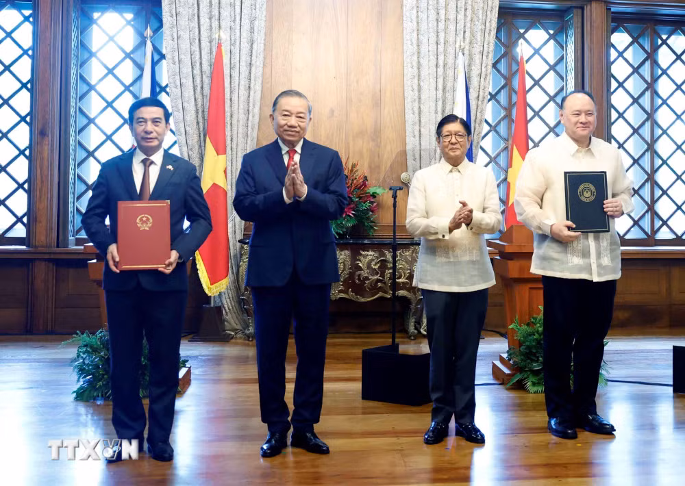 ttxvn-tong-bi-thu-chu-tich-nuoc-to-lam-va-tong-thong-philippines-chung-kien-trao-van-kien-hop-tac-giua-hai-nuoc-0106-1.jpg