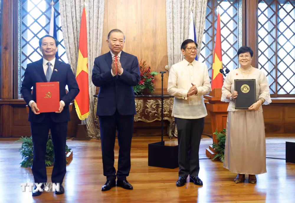 ttxvn-tong-bi-thu-chu-tich-nuoc-to-lam-va-tong-thong-philippines-chung-kien-trao-van-kien-hop-tac-giua-hai-nuoc-0106-4.jpg